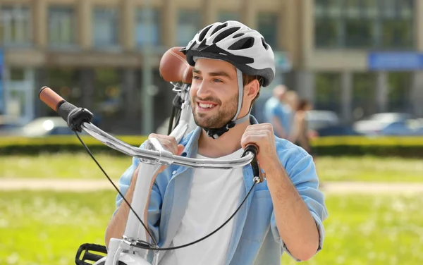 Jovem carregando bicicleta — Fotografia de Stock