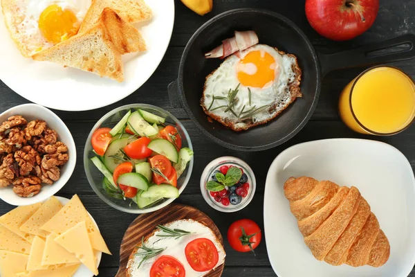 Desayuno con nutrientes en la mesa — Foto de Stock