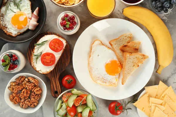 Desayuno con nutrientes en la mesa — Foto de Stock