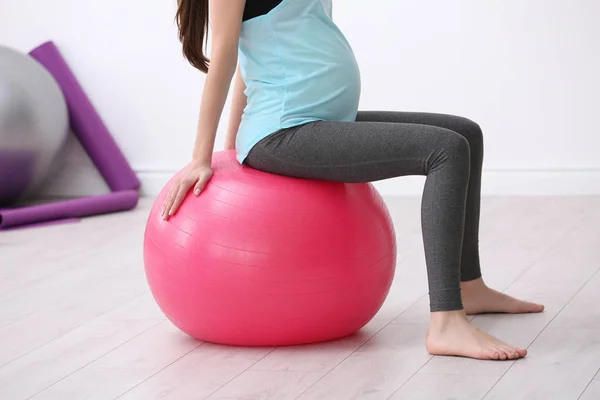 Mujer embarazada haciendo ejercicio —  Fotos de Stock