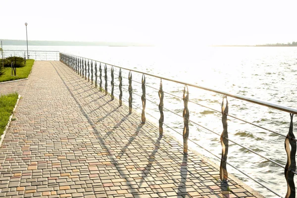 sokak Nehri yakınında park