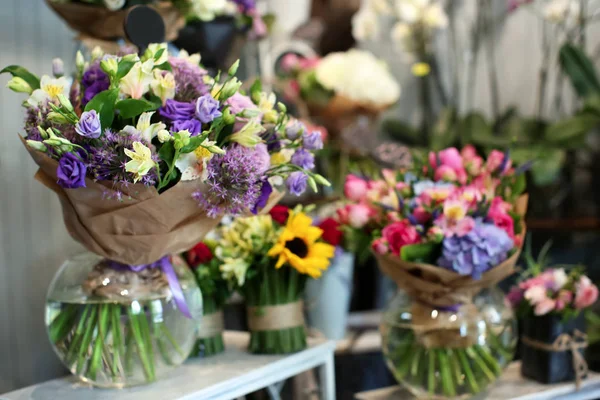 Barevné květy v obchodě — Stock fotografie