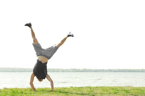 Sportiga mannen gör akrobatiska övningar — Stockfoto