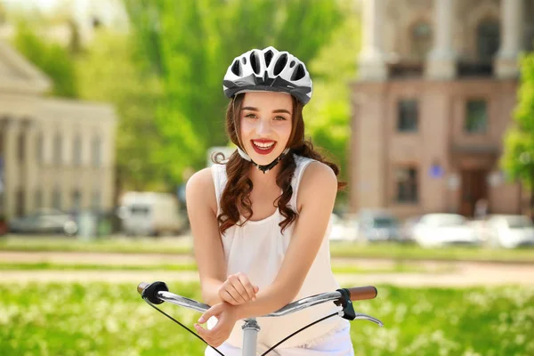 Bisikletli genç kadın 