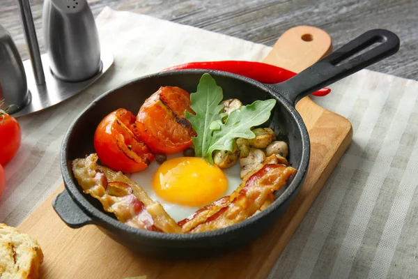 Sartén con sabroso huevo, tocino y tomates —  Fotos de Stock