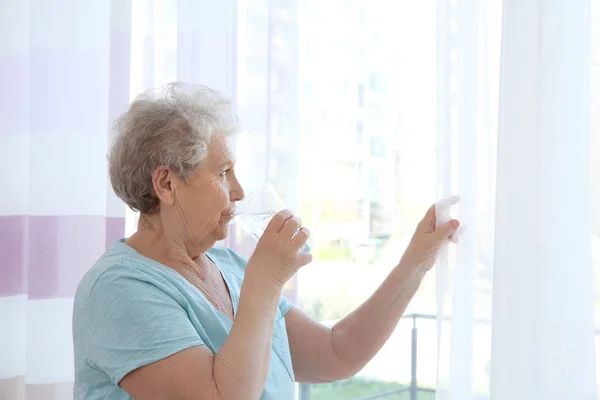 Mujer mayor bebiendo agua — Foto de Stock