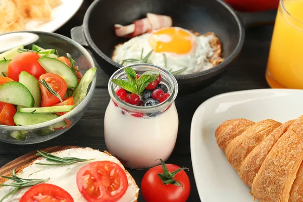 Desayuno con nutrientes en la mesa — Foto de Stock