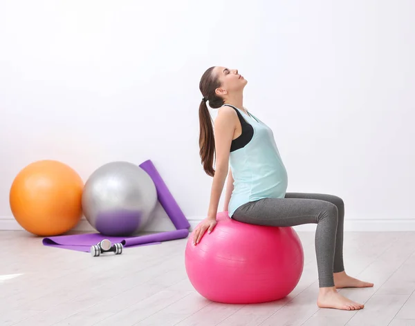 Femme enceinte faisant de l'exercice — Photo