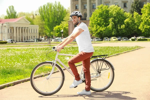 自転車のあるスポーティな男 — ストック写真