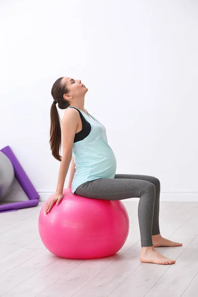 Zwangere vrouw doen oefening — Stockfoto