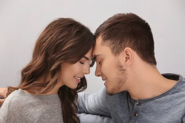 Bonito jovem casal — Fotografia de Stock