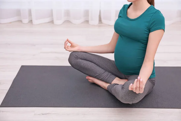 Mujer embarazada haciendo ejercicio — Foto de Stock