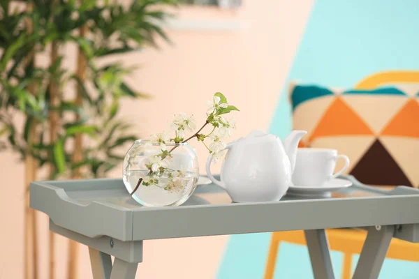 Чай и ваза с красивыми цветами — стоковое фото