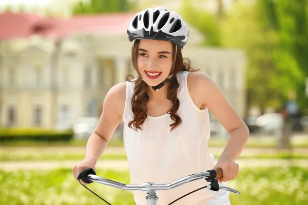 Mujer joven montando bicicleta — Foto de Stock