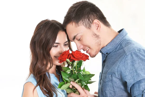 Casal bonito com buquê — Fotografia de Stock