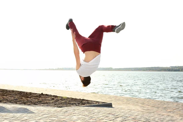 Sporty man doing acrobatic exercises — Stock Photo, Image