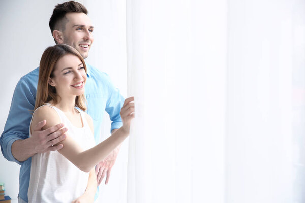 пара, стоящая у окна
