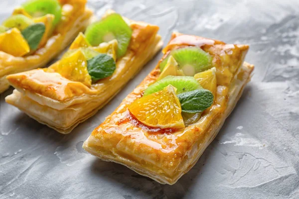 Delicious puff pastries with fruits and honey o — Stock Photo, Image