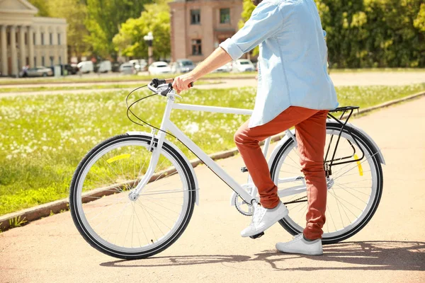 Junger Mann mit Fahrrad — Stockfoto