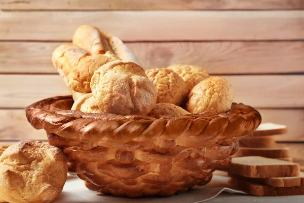 Gebackener Korb mit frischem Brot — Stockfoto