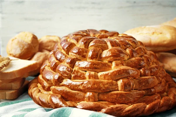 Gebackener Rundbrot und verschiedene Brotsorten — Stockfoto