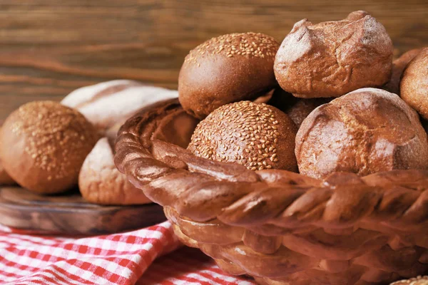 Gebackener Korb mit Roggenbrötchen — Stockfoto