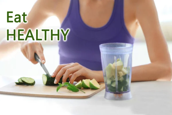 Jovem mulher preparando smoothie — Fotografia de Stock