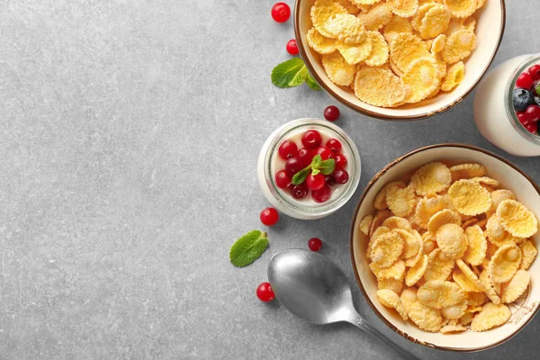 Pequeno-almoço saboroso com flocos de milho — Fotografia de Stock