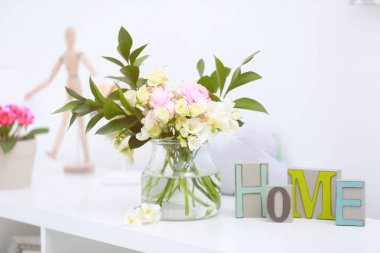 Beyaz Frezya çiçek ile güzel buket 