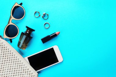 Parfüm şişesi ile kozmetik çantası 