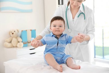 Doktor küçük bebek incelenmesi