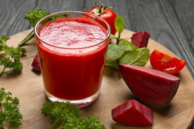 Kırmızı yüzlü ve otlar 