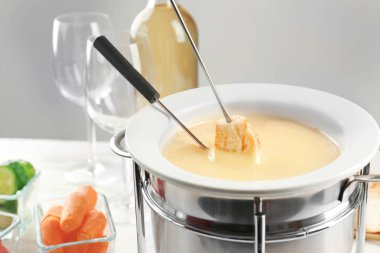 Peynirli Fondü batırılmış ekmek