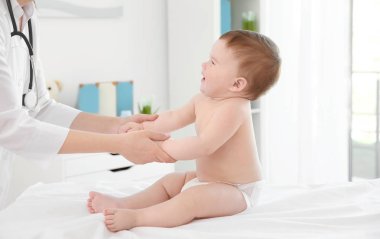 Doktor küçük bebek incelenmesi