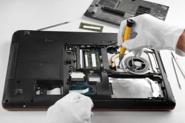 Tornavida ile dizüstü sökülmesi 