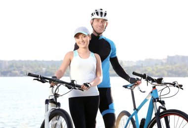 Sportif bisikletçiler Bisiklet Nehri yakınında ile