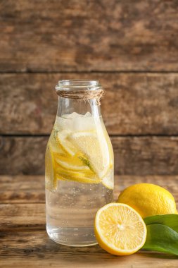 Şişe soğuk limonata ile 