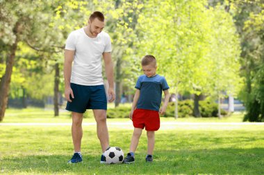 Baba oğul futbol oynuyor. 