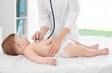 Doktor küçük bebek incelenmesi