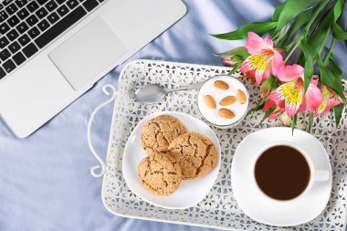 Yatakta lezzetli kahvaltı