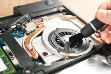 Laptop soğutucu fırça ile temizlik adam