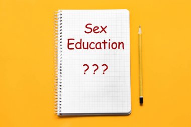 Seks eğitim kavramı. Defter kalem renk arka plan üzerinde ile
