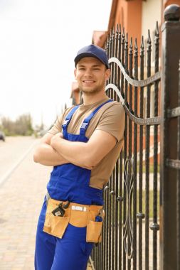 Genç gülümseyen elektrikçi 