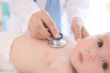 Doktor küçük bebek incelenmesi