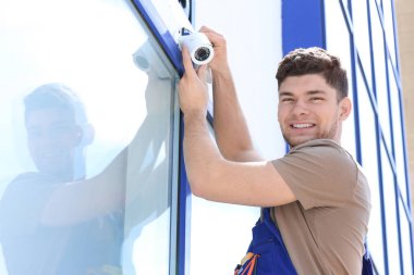 Elektrikçi sabitleme video gözetim kamera