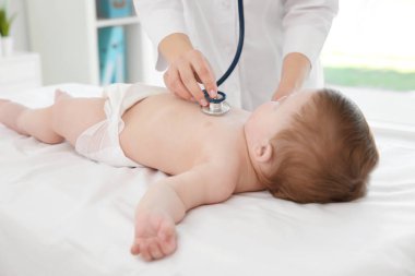 Doktor küçük bebek incelenmesi