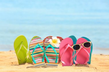 Renkli flip-flop ve güneş gözlüğü 