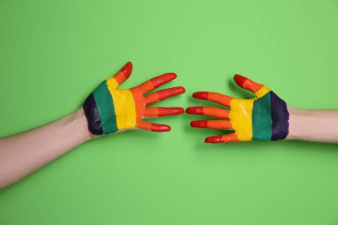 Boyalı ellerle lezbiyen çift