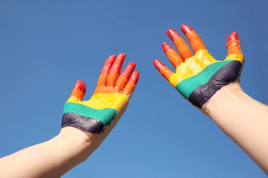 Boyalı ellerle lezbiyen çift