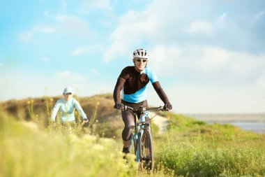 Sportif bisikletçiler bisiklet sürme 